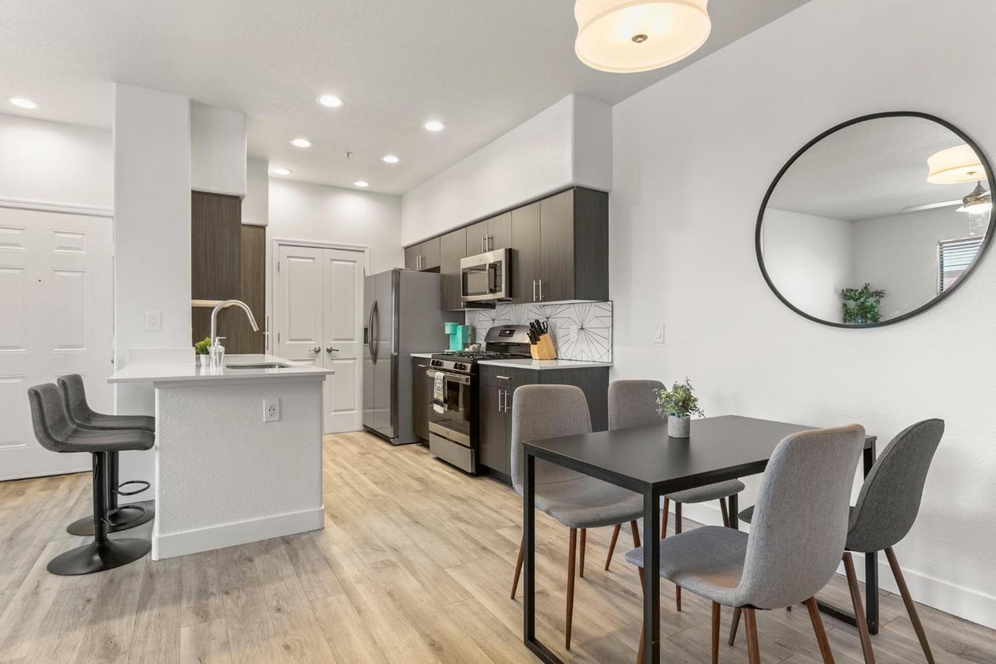 Cozysuites Glendale By The Stadium W Pool! 11 Екстериор снимка